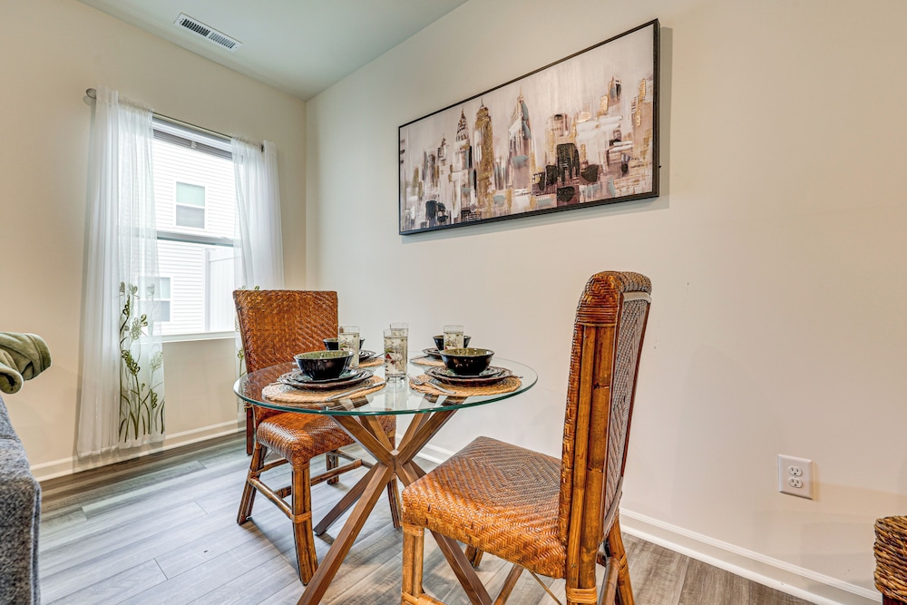 Screened Patio: Townhome 3 Mi to Dtwn Wilson!