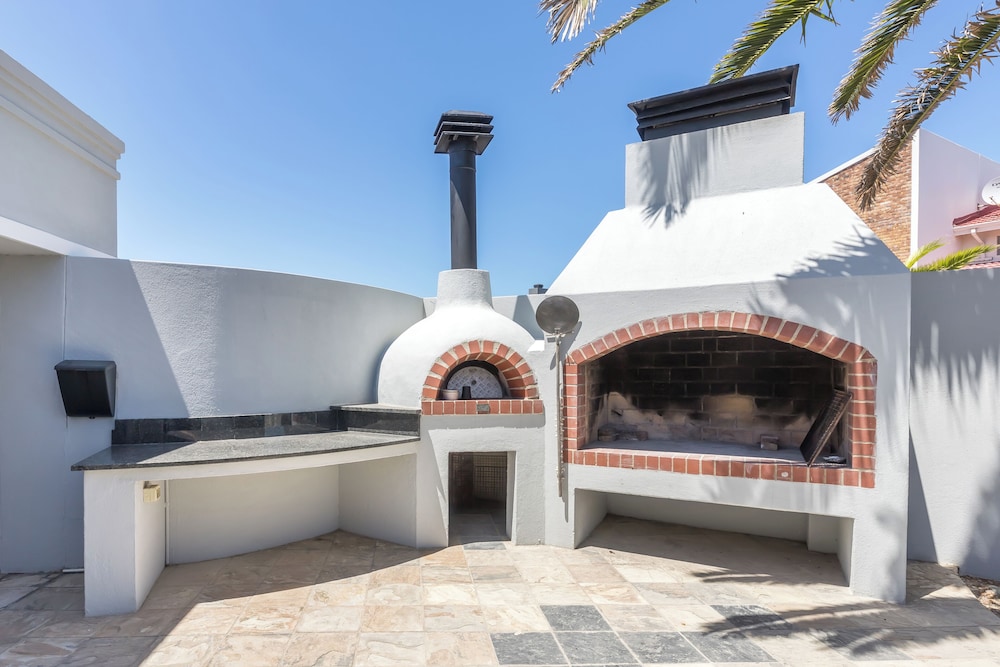 Beachfront, Private Pool, Pizza Oven, Pool Table, Fast Internet, Family Friendly