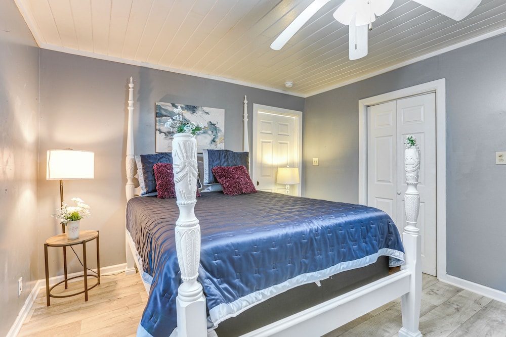 12 Mi to Lake Access: Port Arthur Apt w/ Yard