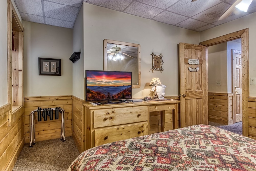 Er305- Bear Right Inn- Great Location- Close To Town 9 Bedroom Cabin by RedAwning view 2