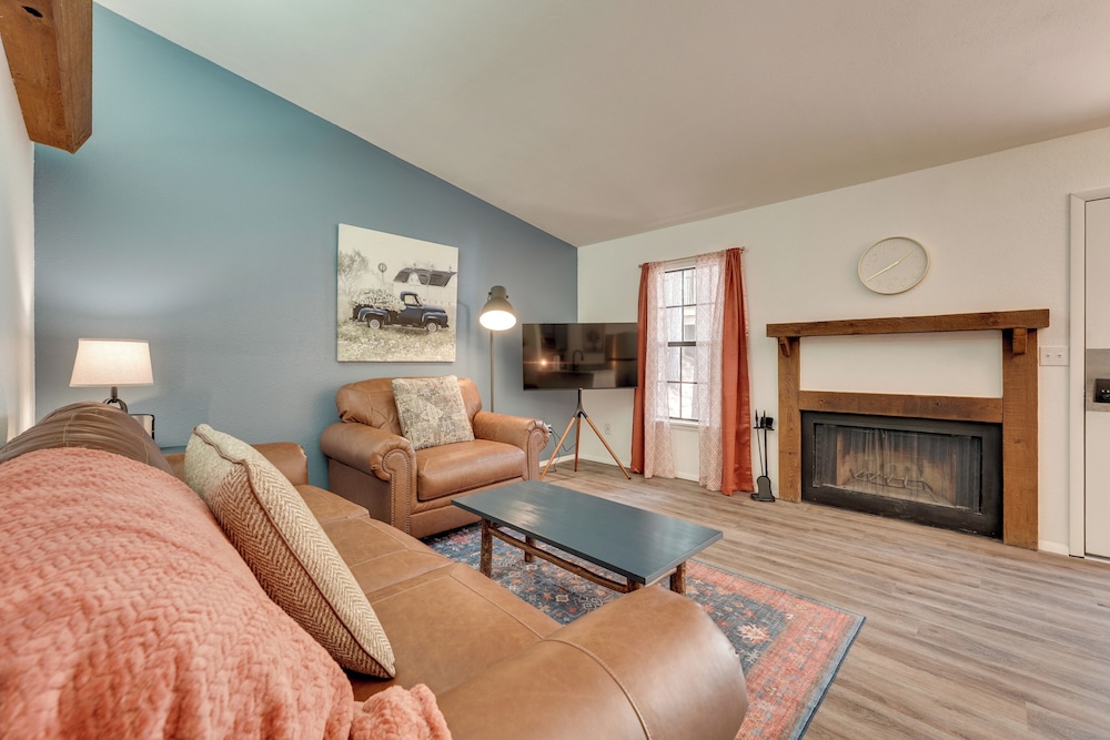 0.5 Mi to Table Rock Lake: Ozark Mountains Cabin