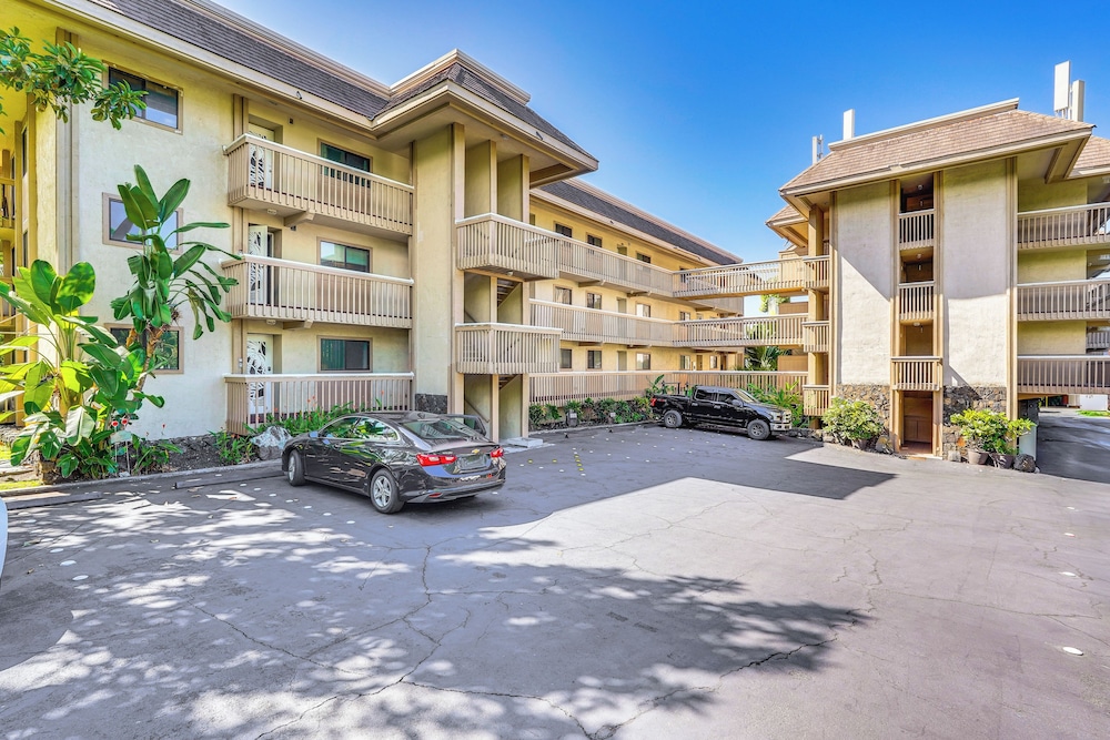 < 1 Mi to Magic Sands Beach: Condo w/ Pool Access!