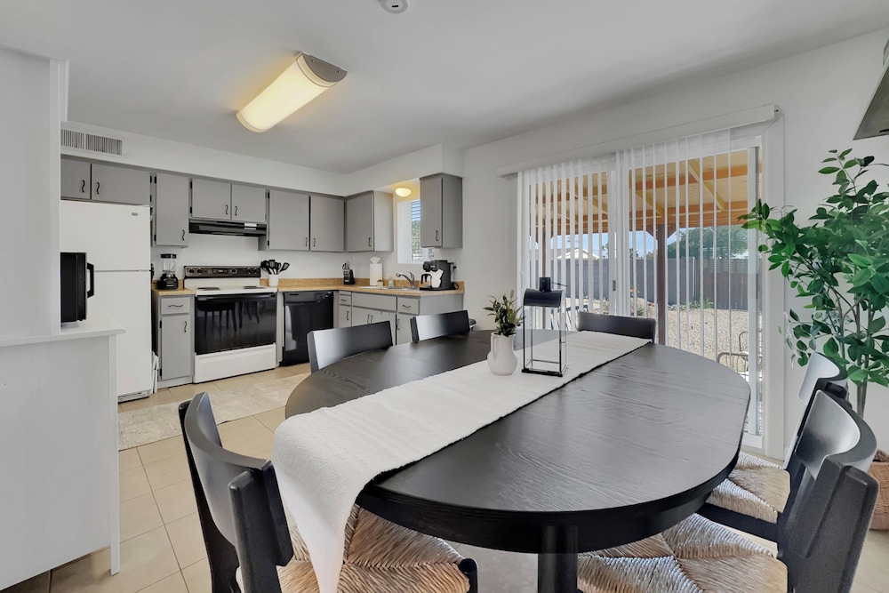 3 Mi to Old Town Scottsdale: Home w/ Patio!