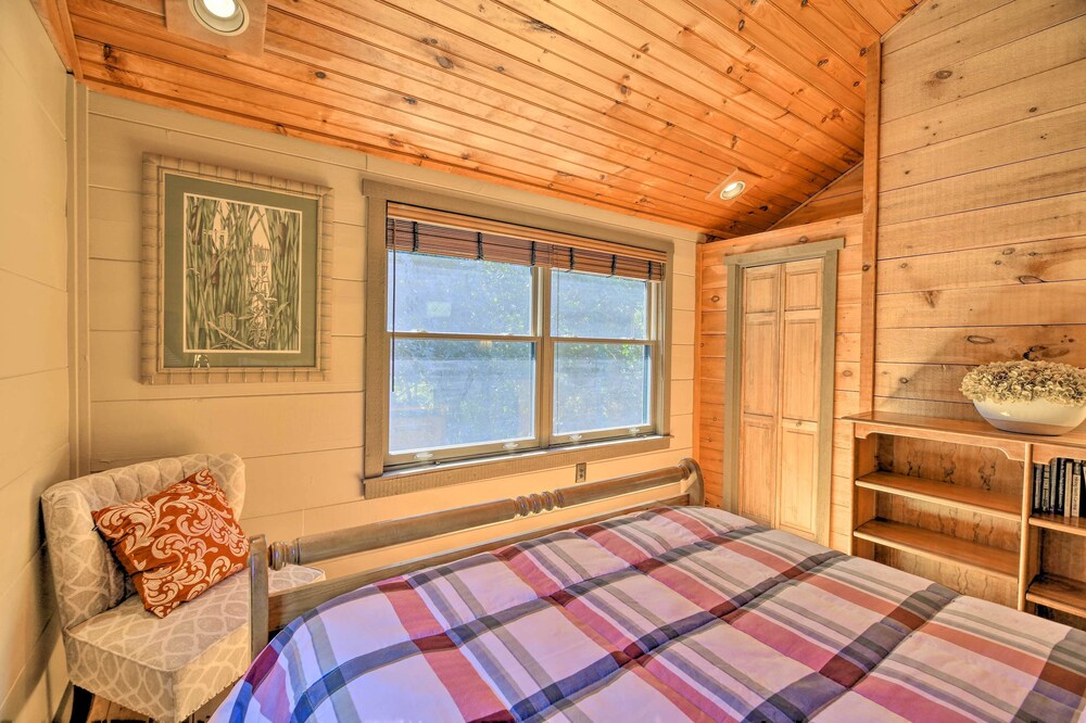 9 Mi to Sugar Mountain: Stunning Cabin w/ Views view 4