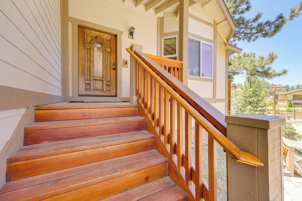 Walkable Big Bear Lake Home w/ Private Hot Tub!