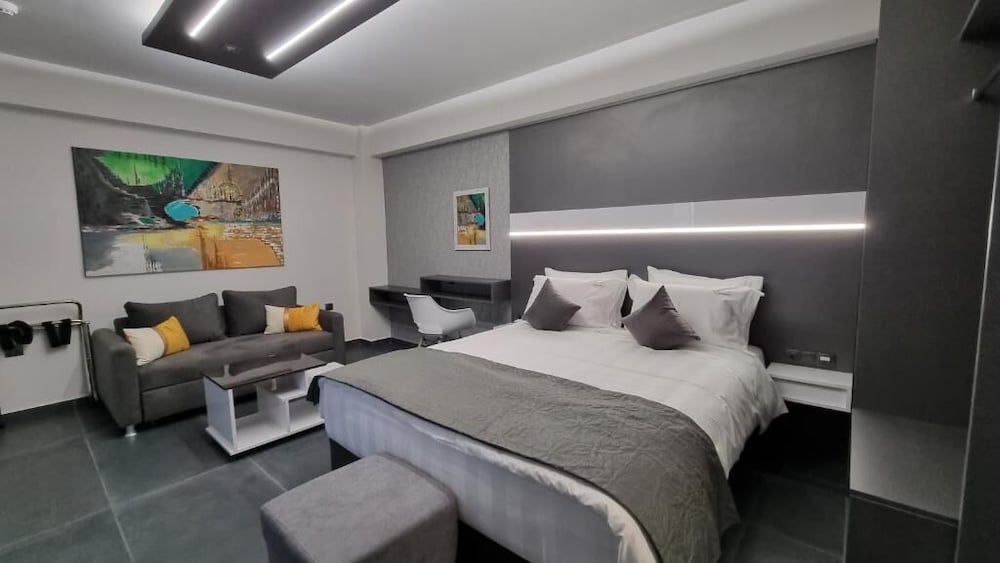 LUXSUITES