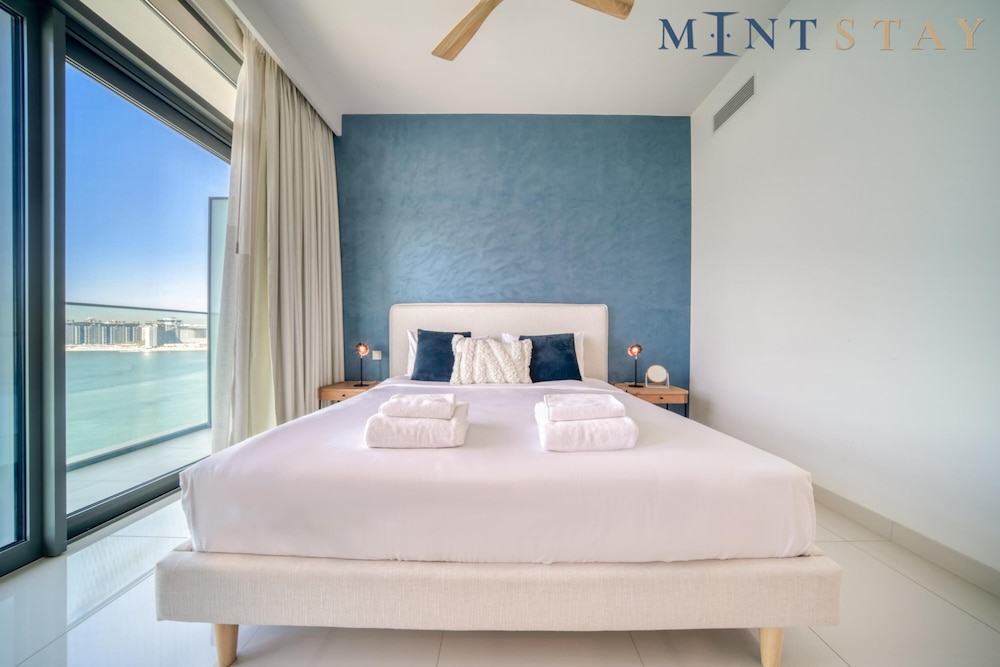 Luxury Sea View Living on Emaar Beachfront