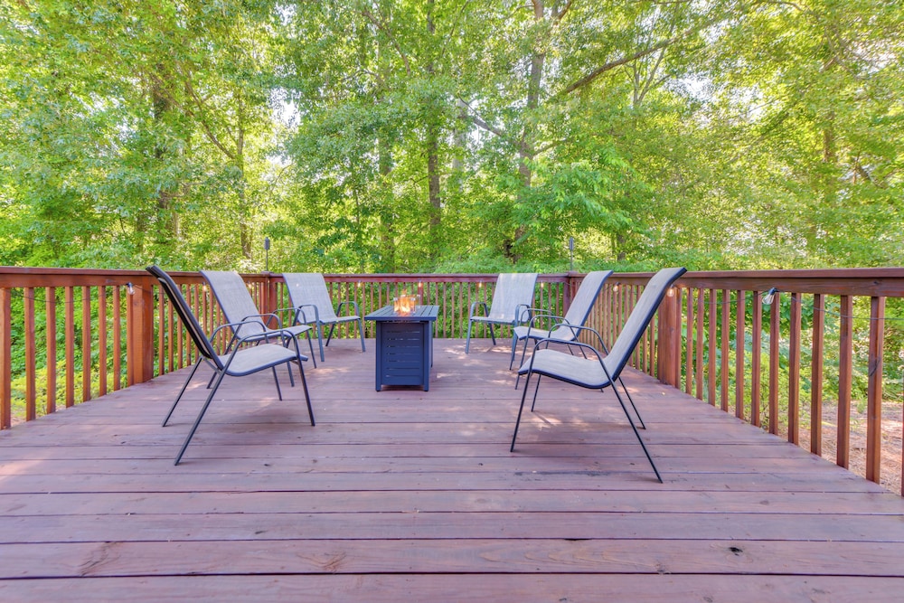 3 Mi to Campus: Auburn Home w/ Deck + Fire Pit