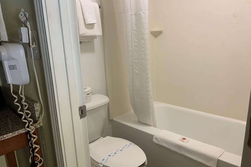 Days Inn by Wyndham Austintown view 4