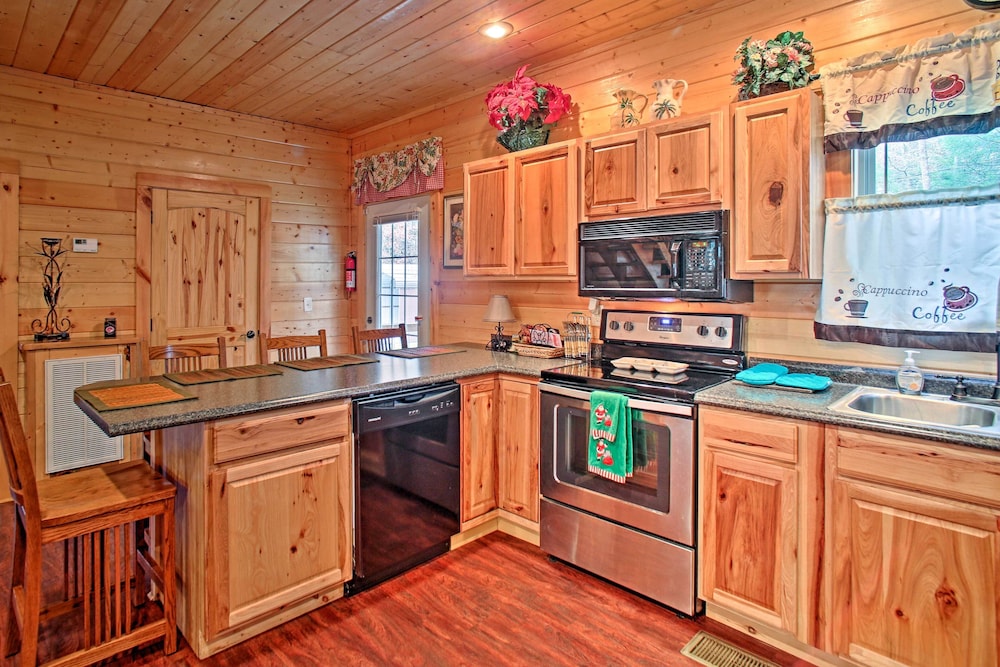 Creekside Cabin w/ Hot Tub in Gatlinburg!