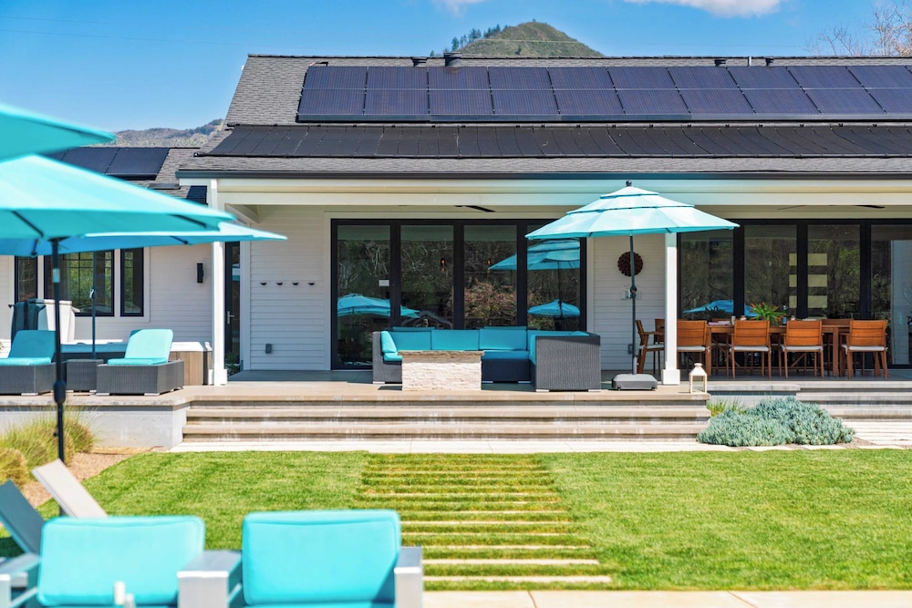 Luxe, Pool, Spa, Fire Pit, Game Room, Piano Sonoma Pool Retreat by Avantstay