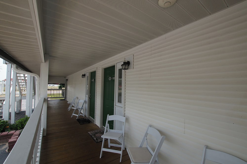 Snyder's Shoreline Inn