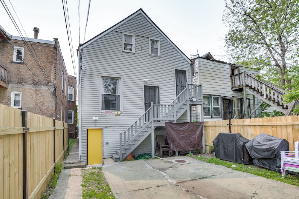 < 2 Mi to Uchicago: Pet-friendly Getaway w/ Yard