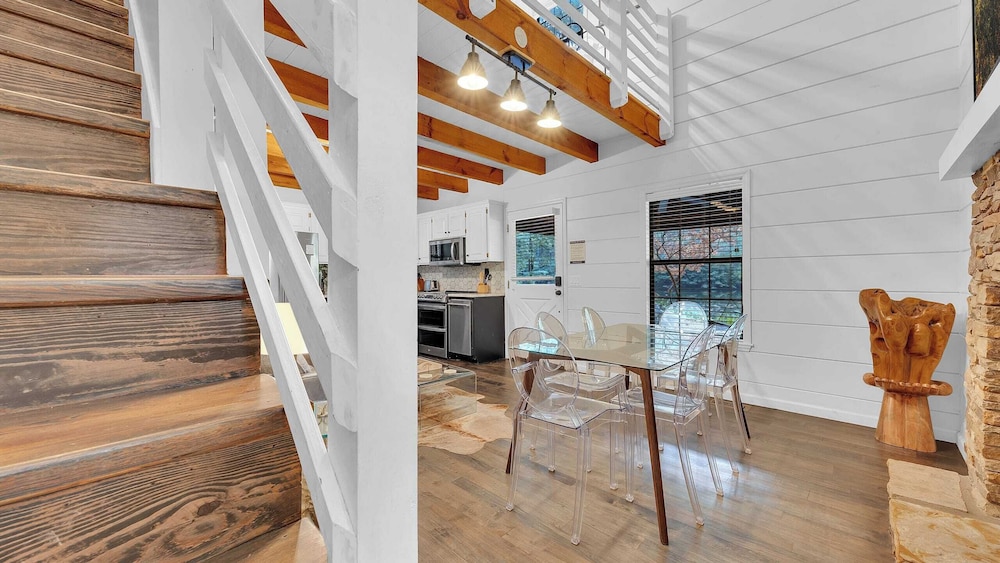 Lakeside Cabin w/ Hot Tub, Fireplace Near Dollywood & Trails Smoky Shores Retreat by Avantstay