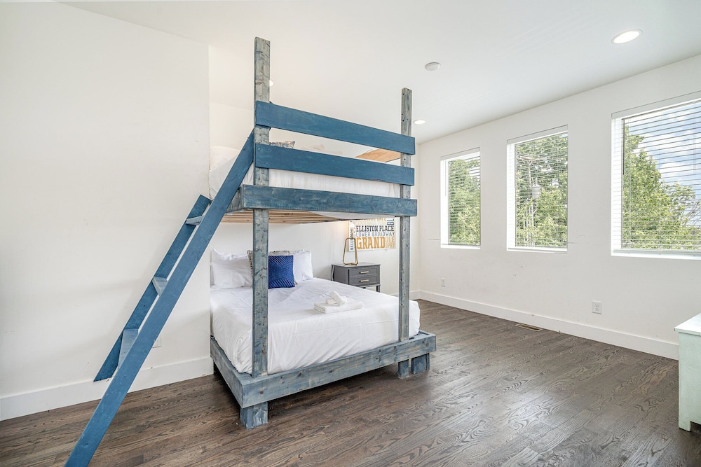 Verde Heights-sleeps 12-in Cumberland Heights