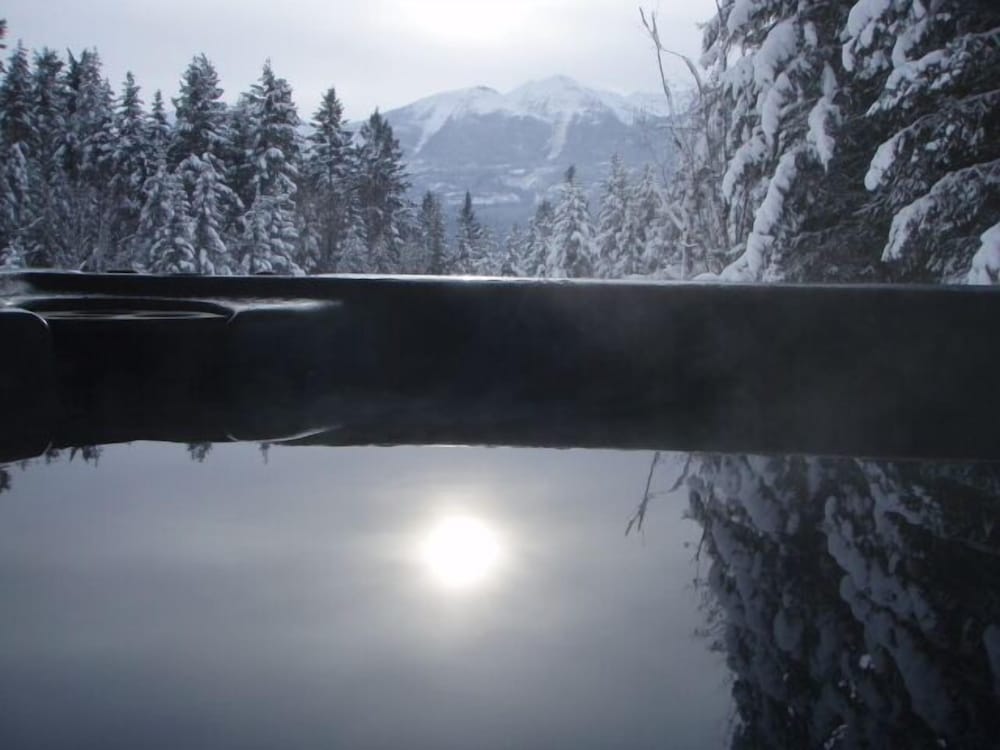 Cedar House Restaurant & Chalets - Image 4