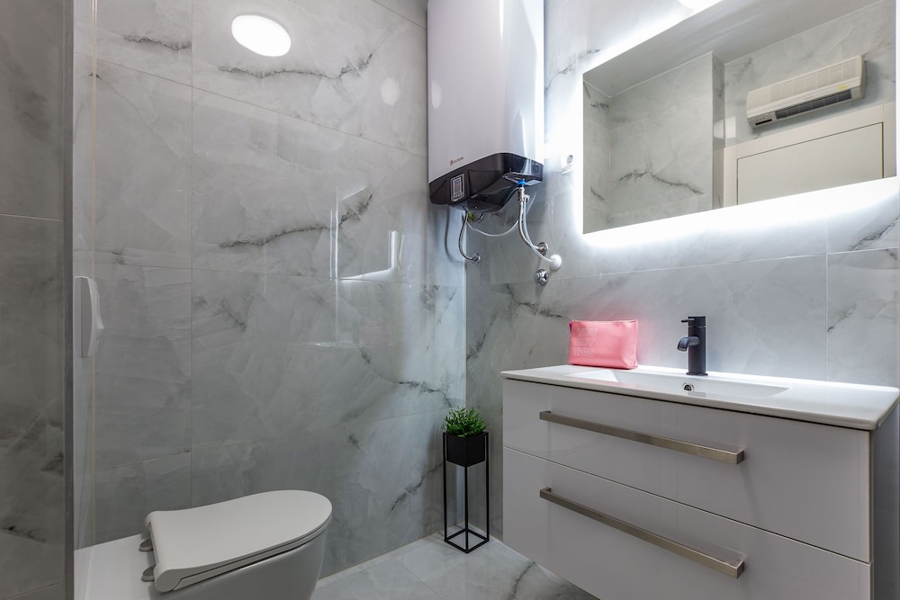 Exquisite Prestige Luxury Apartments With Shared Pool