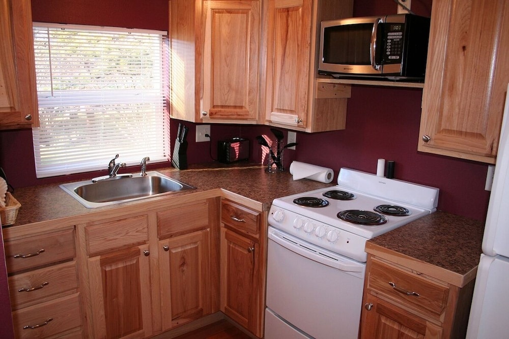 Triple R Cottages: 6 1 Bedroom Cabin view 3