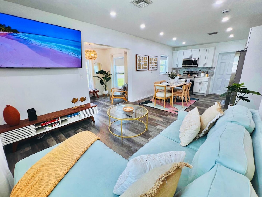Stylish House w Hot Tub Close to Beach Stadium