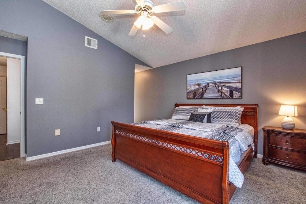 Beautiful Waterfront Home Close To Disney!large Spacious Layout, Pool & Wifi 4 Bedroom Home