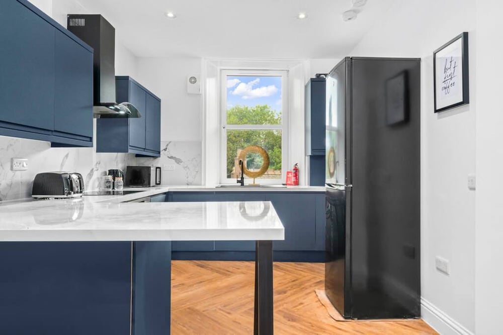 Stylish 4 Bed-town Centre
