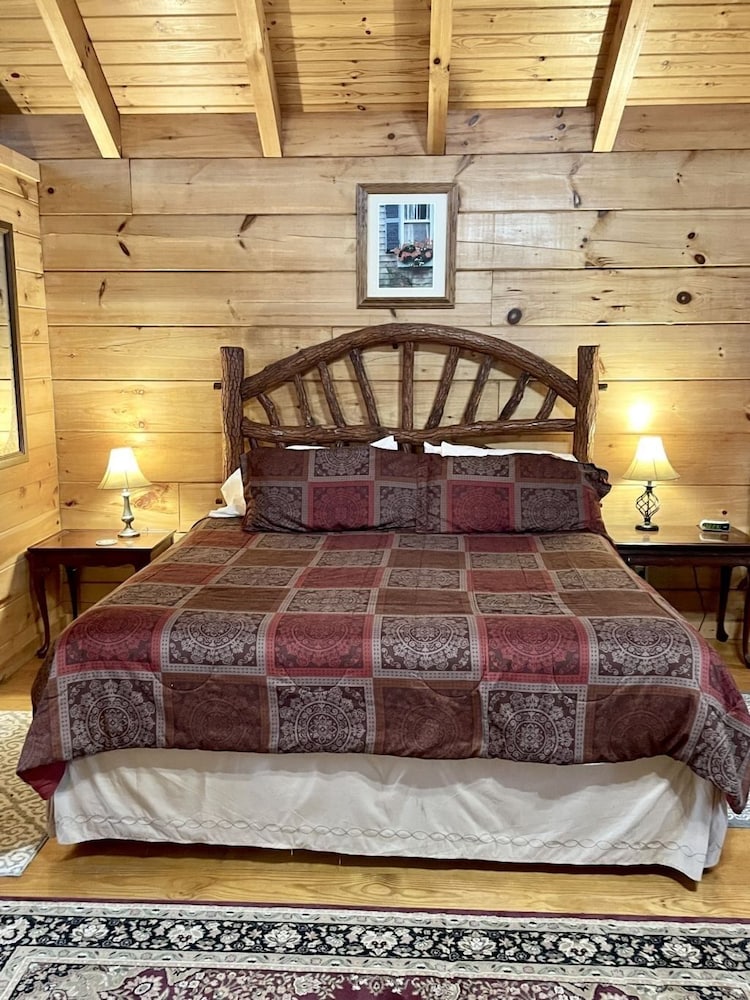 Romantic, pet friendly cabin with private hot tub, washer/dryer and full kitchen Studio Cabin by RedAwning view 3