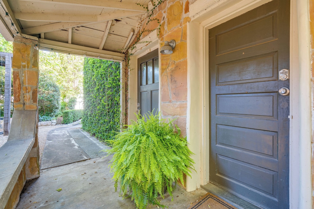 4 Mi to Dtwn: Pet-friendly Austin Studio