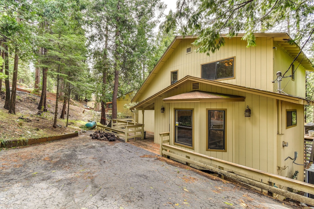 2 Mi to Mi-wuk Village: Cabin w/ Large Deck