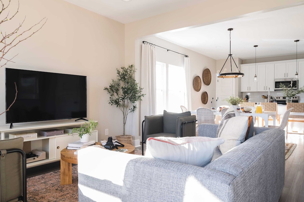 8 Nashville Homes w/ 21 Bedrooms, 21 Baths & Space for 74, Just Minutes From Broadways Nightlife, Dining, and Music Scene Cherokee by Avantstay