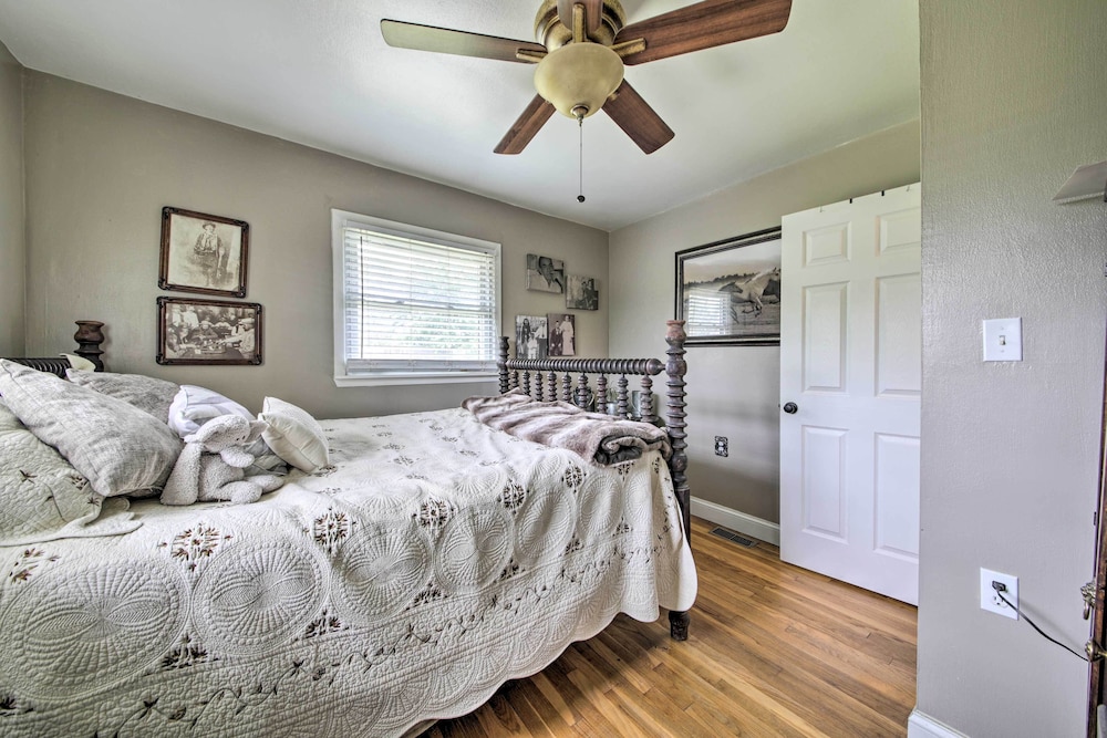 Traditional Country Home in De Soto w/ Yard! - Property Image 22