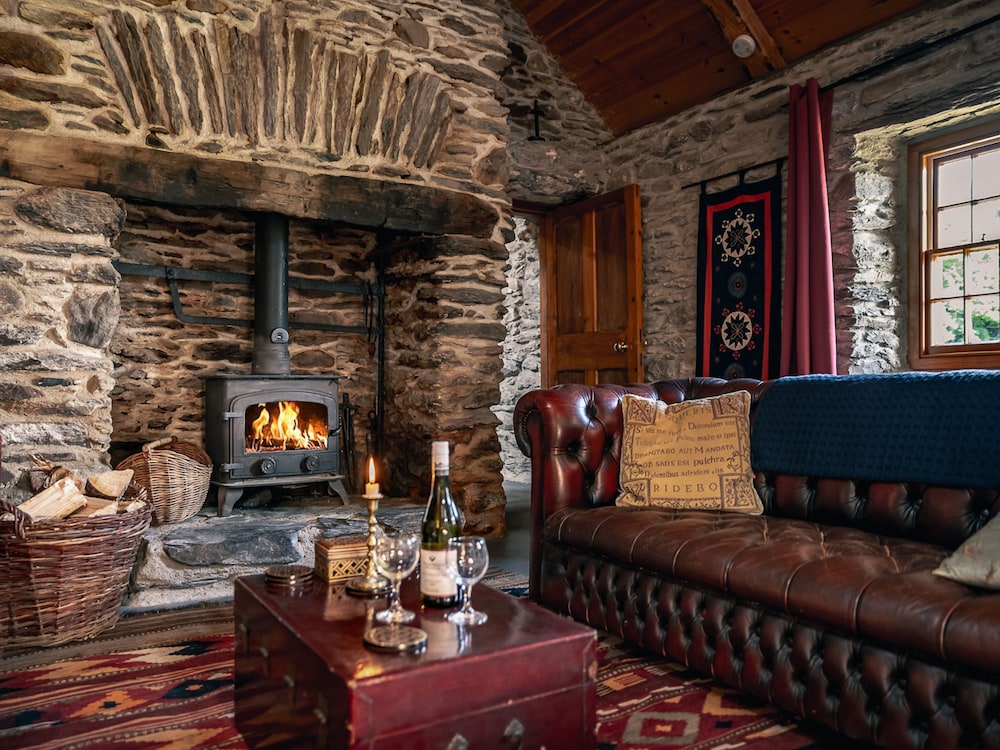 Traditional Style Thatched Cottage With Modern Amenities