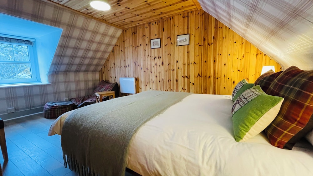 Traditional Highland Cottage Near Loch Ness-sleeps 6
