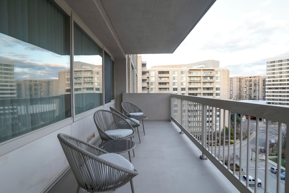 Crystal City Apt Close to Airport