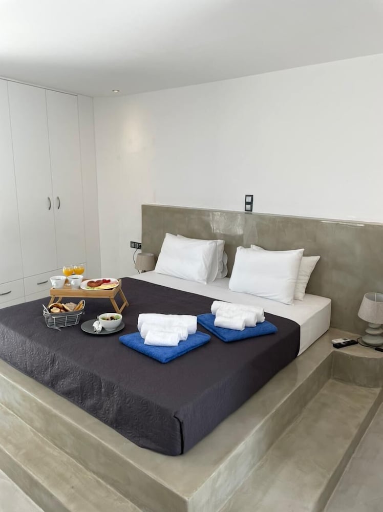 Zoumis Residence