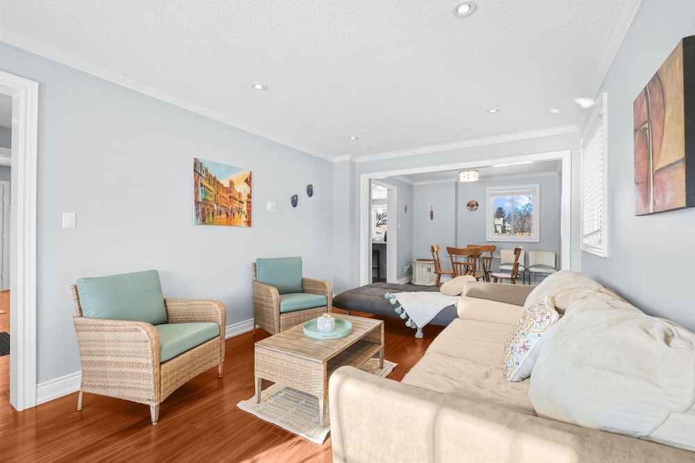 Stylish 3BR Whitby Home in Prime Location