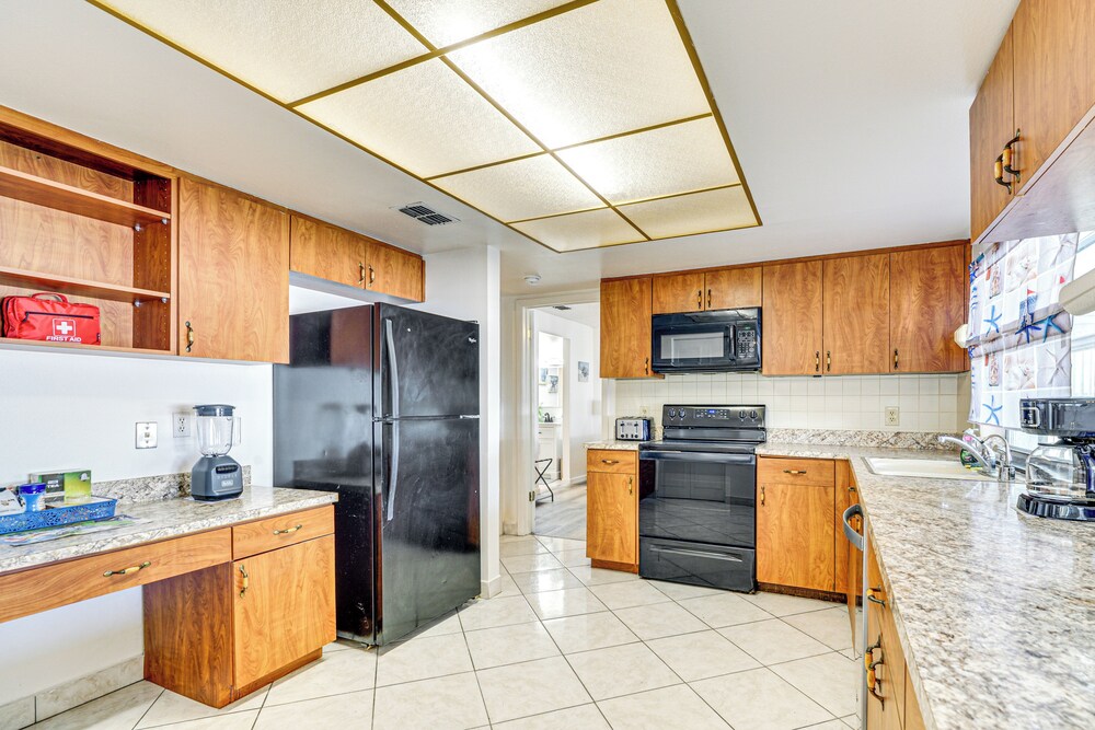 6 Mi to Hudson Beach: Port Richey Home w/ Patio!