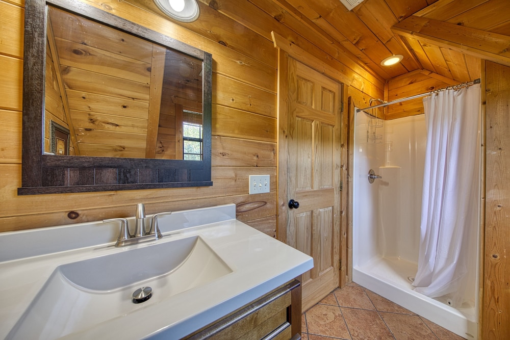 Cabin w Amazing Views Theater Firepit Hot Tub