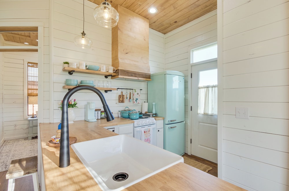 4-acre Plot: Farmhouse-chic Retreat in Forest!