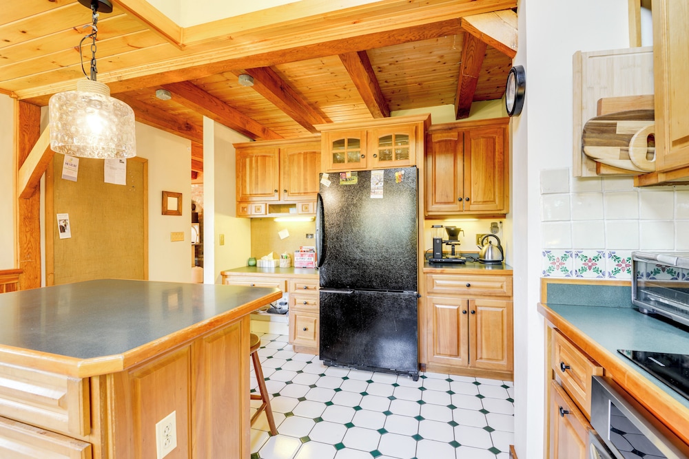 10 Mi to Mt Snow! Grand Estate Built to Entertain