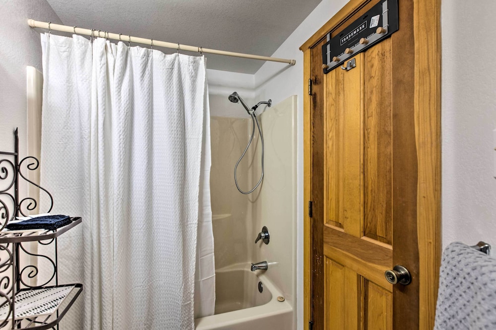 Cozy Red River Alpine Condo w/ Mountain Views view 3