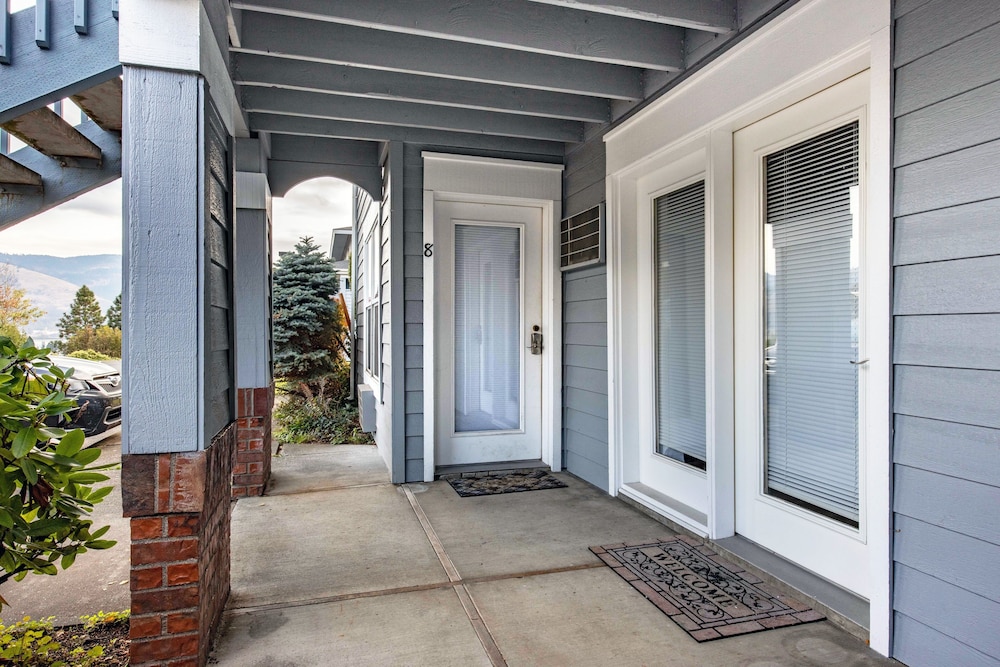 08 Lodge 1 Bedroom Condo by RedAwning view 4