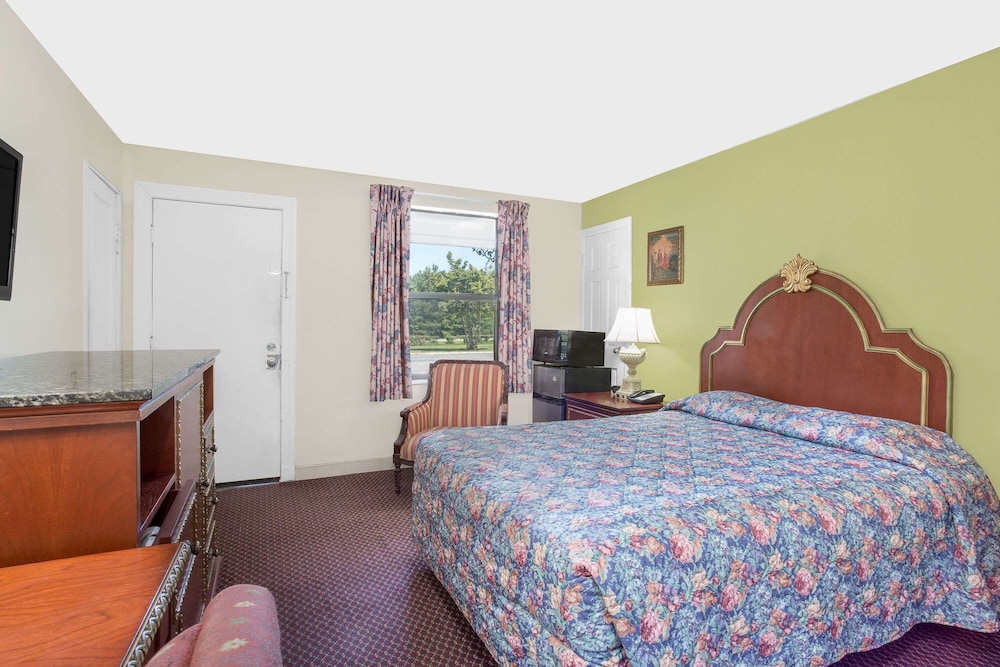 Emporia Vacations - Knights Inn Emporia - Property Image 11