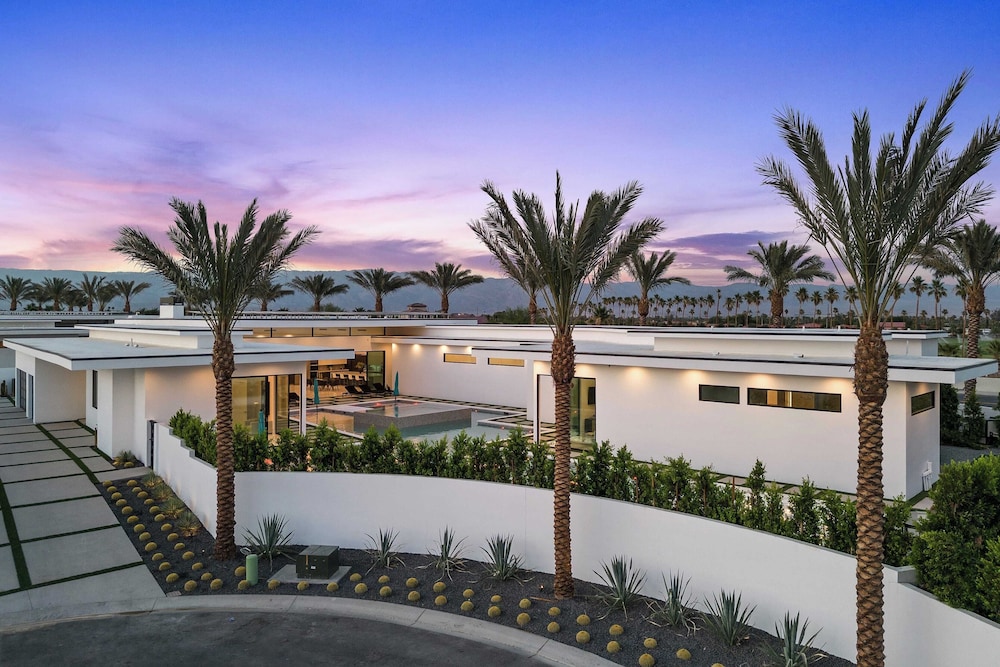 Sleeps 23 Pool, Hot Tub & Putting Green Minutes to Golf & Dining Bravo Villa #7 by Avantstay
