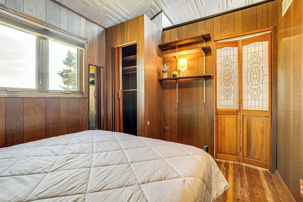 < 1 Mi to Tuttle Creek Lake: Cabin w/ 2 Kayaks!