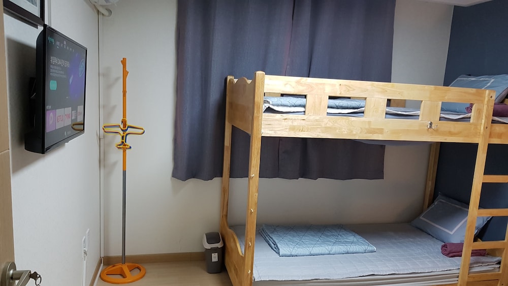 Buzz Guest House - Hostel