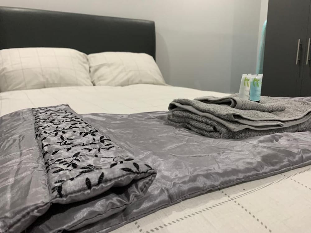 Luxury Apartment - Free Wi-fi & Parking NO Deposit