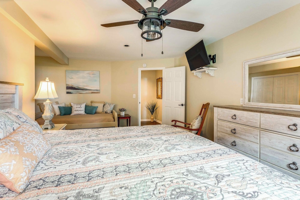 February Perks! Couples Getaway in Hayesville