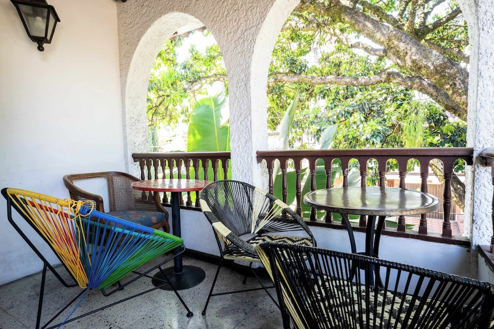 w Bright Colonial 5BR House With Balcony