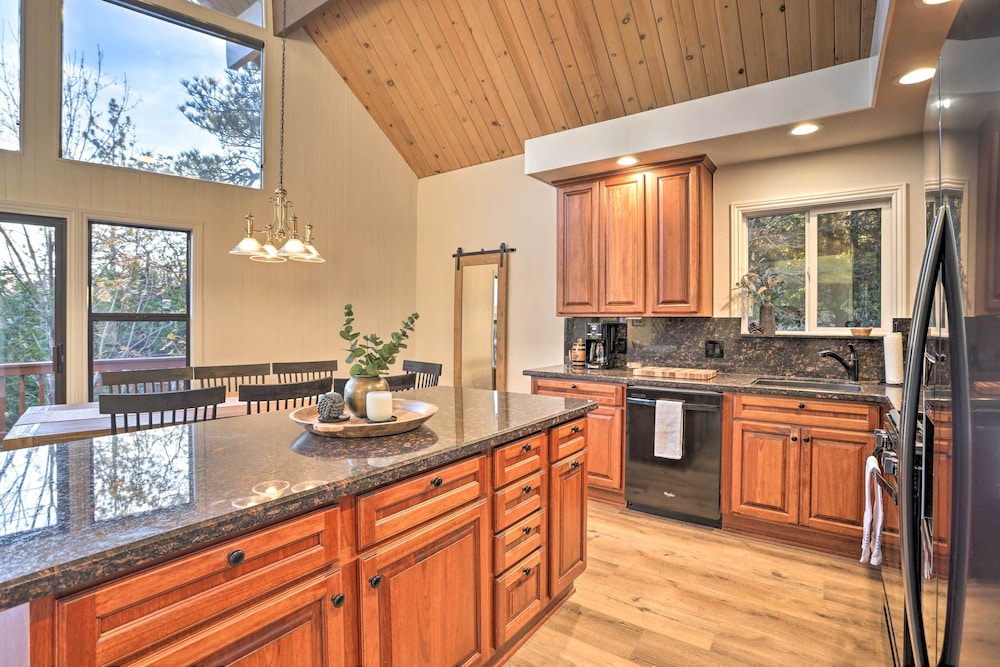 Lake Arrowhead A-frame Cabin w/ Deck & Balcony!