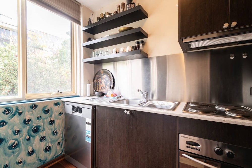 Charming 1 Bedroom Apartment in Trendy South Yarra view 5